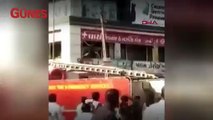 Hindistan’da eğitim merkezinde yangın faciası! Yanmamak için camlardan aşağı atladılar