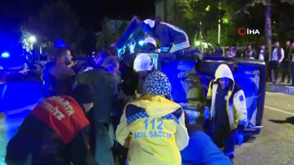 Anne ve kızı, yan yatan otomobilde kurtarılmayı bekledi