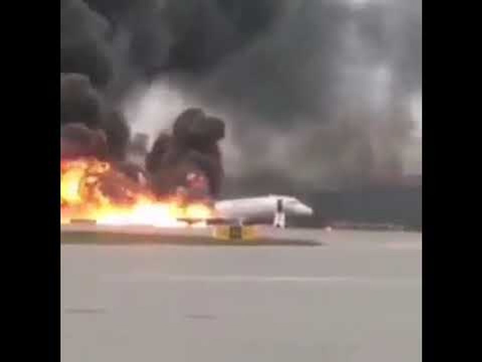 Avión ruso se incendia en plena pista de aterrizaje
