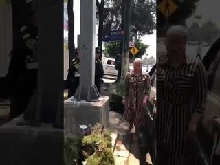 Mujer se pone loca y agrede a policía de tránsito