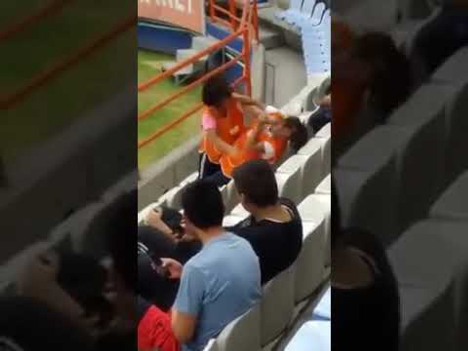 Vendedoras se pelean en el Estadio Hidalgo