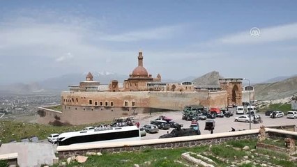 Konuk ralliciler İshak Paşa Sarayı'na hayran kaldı