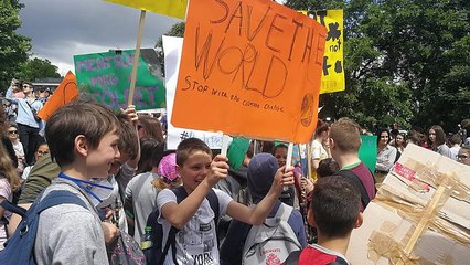 Több ezren a budapesti klímasztrájkon