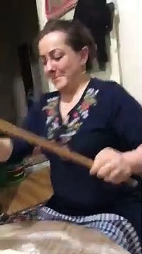 Pek neşeli oynak bayanın şovu ilginç