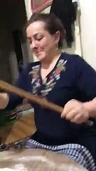 Pek neşeli oynak bayanın şovu ilginç