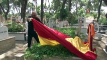Galatasaray'ın Şampiyonluğunu Babasının Mezarında Kutladı