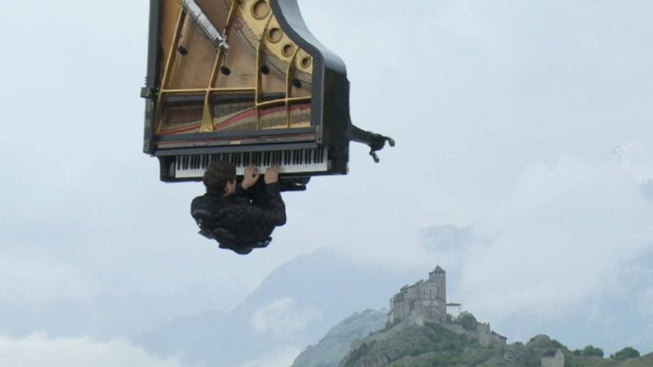 NO COMMENT der Woche: Hängendes Klavier und Verfolgungsjagd