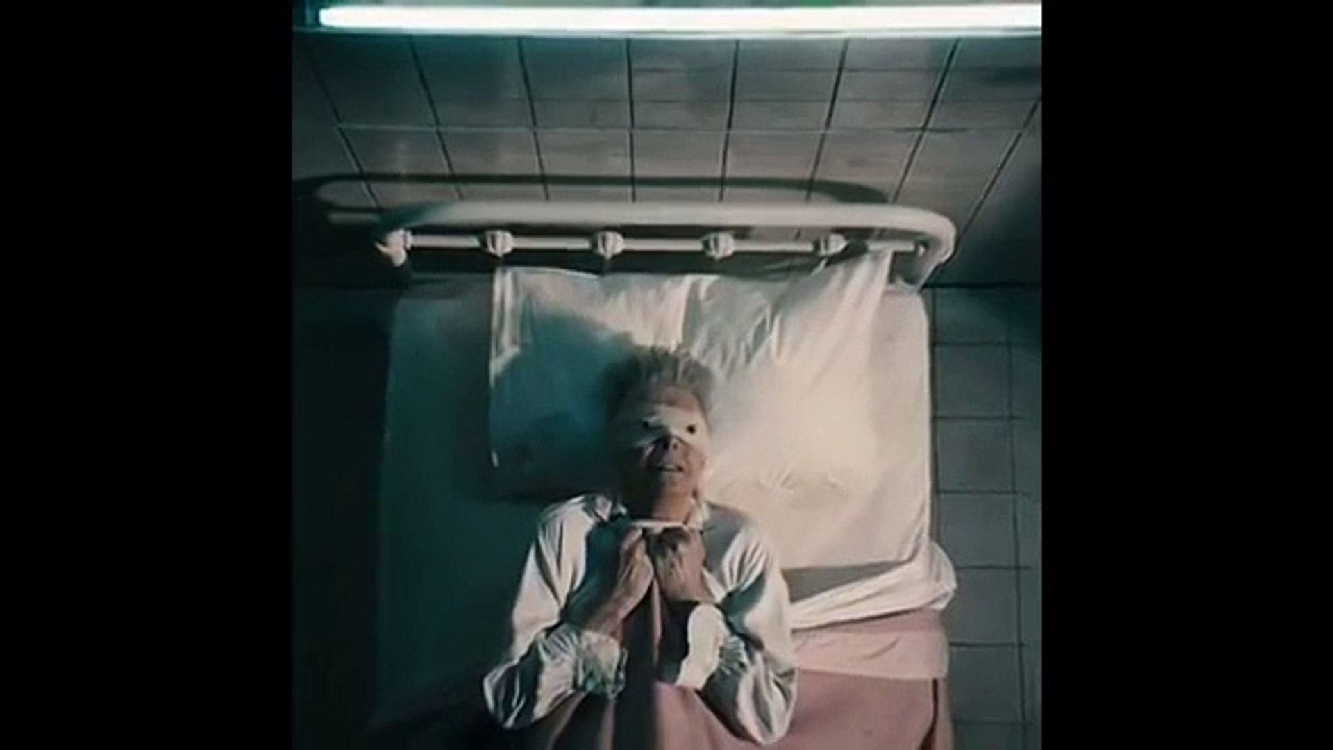 дэвид боуи блэк стар клип. запрещенный клип дэвида боуи. запрещенный клип дэвида боуи. запрещенный клип дэвида боуи. саския де брау дэвид боуи.