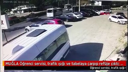 MUĞLA Öğrenci servisi, trafik ışığı ve tabelaya çarpıp refüje çıktı: 7 yaralı
