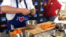 Cyrille Zen sur le marché de Champeix :  on prépare les abricots caramélisés
