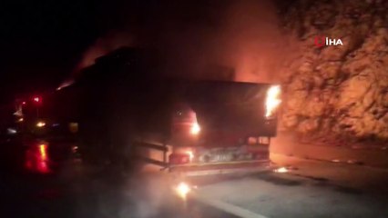 Seyir halindeki tır alev alev böyle yandı