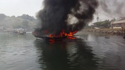 창원 구복항에 정박 중이던 배 3척 불에 타 / YTN