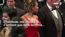 Il lui demande sa main sur le tapis rouge à Cannes