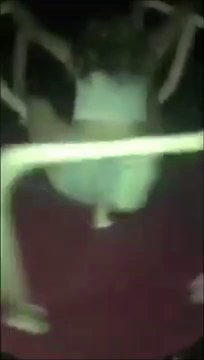 Faire du tourniquet bourrée... Cette fille prend la gamelle de sa vie