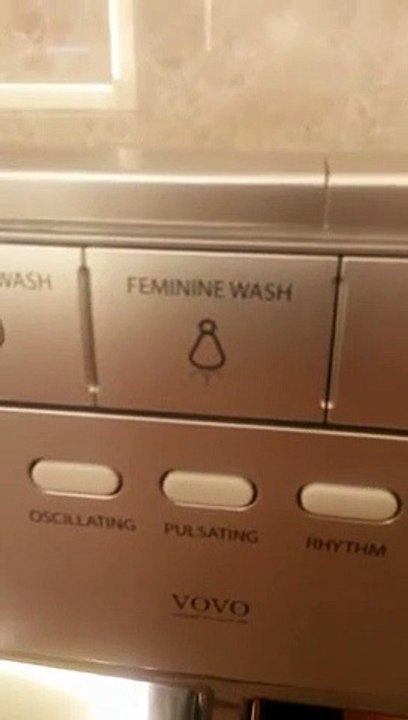 Il découvre le fonctionnement des toilettes Coréennes et le lavage en profondeur!