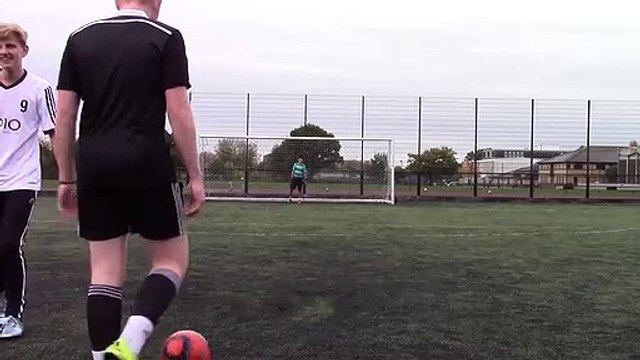 Plus beau coup franc de foot jamais filmé ! Balle flottante façon olive et tom
