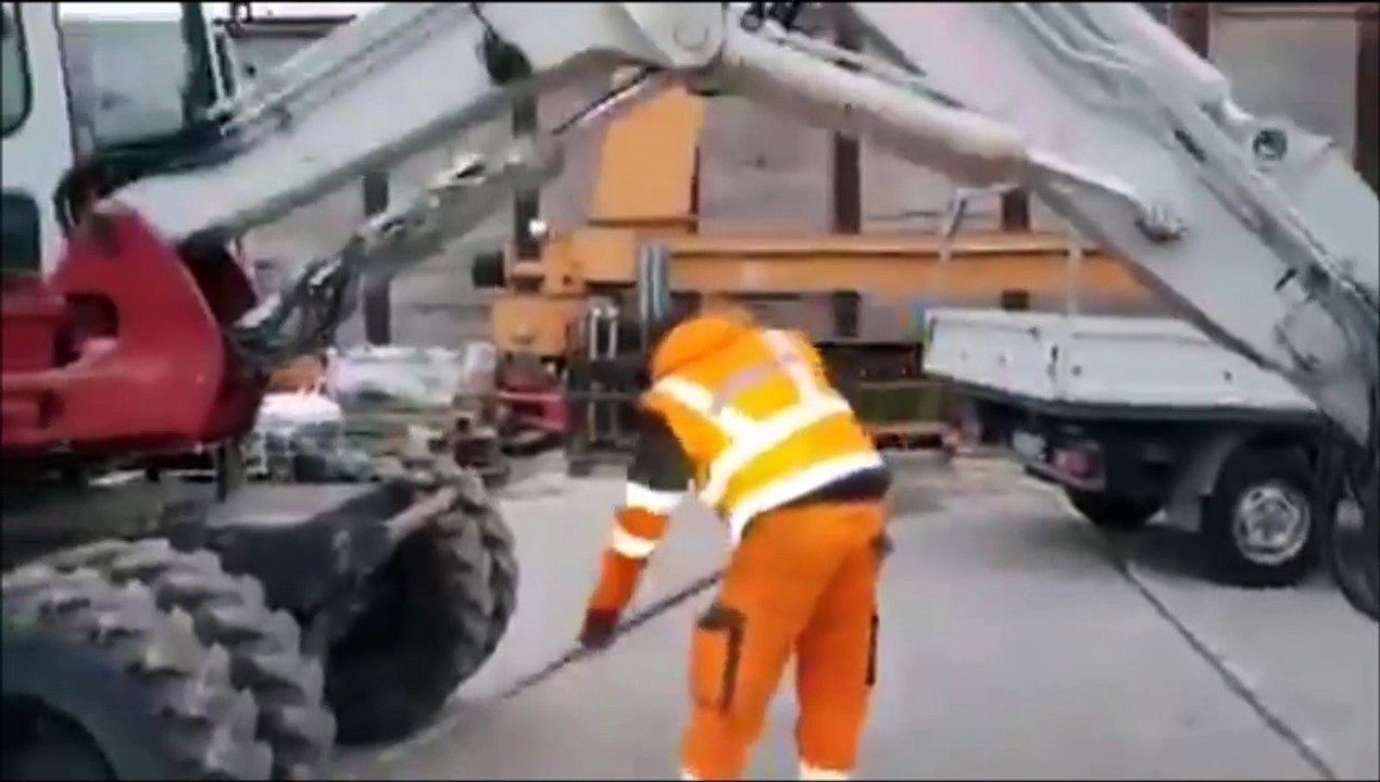 Quand tu passes le balai dans un hangar plein de pelleteuses... il faut des gros bras