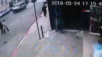 İstanbul Sultanbeyli'de kamyon önce vatandaşları ezdi, sonra dükkana girdi... O anlar kamerada