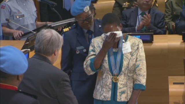 Las lágrimas sellan homenaje de la ONU a cascos azules caídos en combate