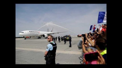 Le "water salute" qui a accueilli l&#39;Equipe de France à Roissy est une vieille tradition