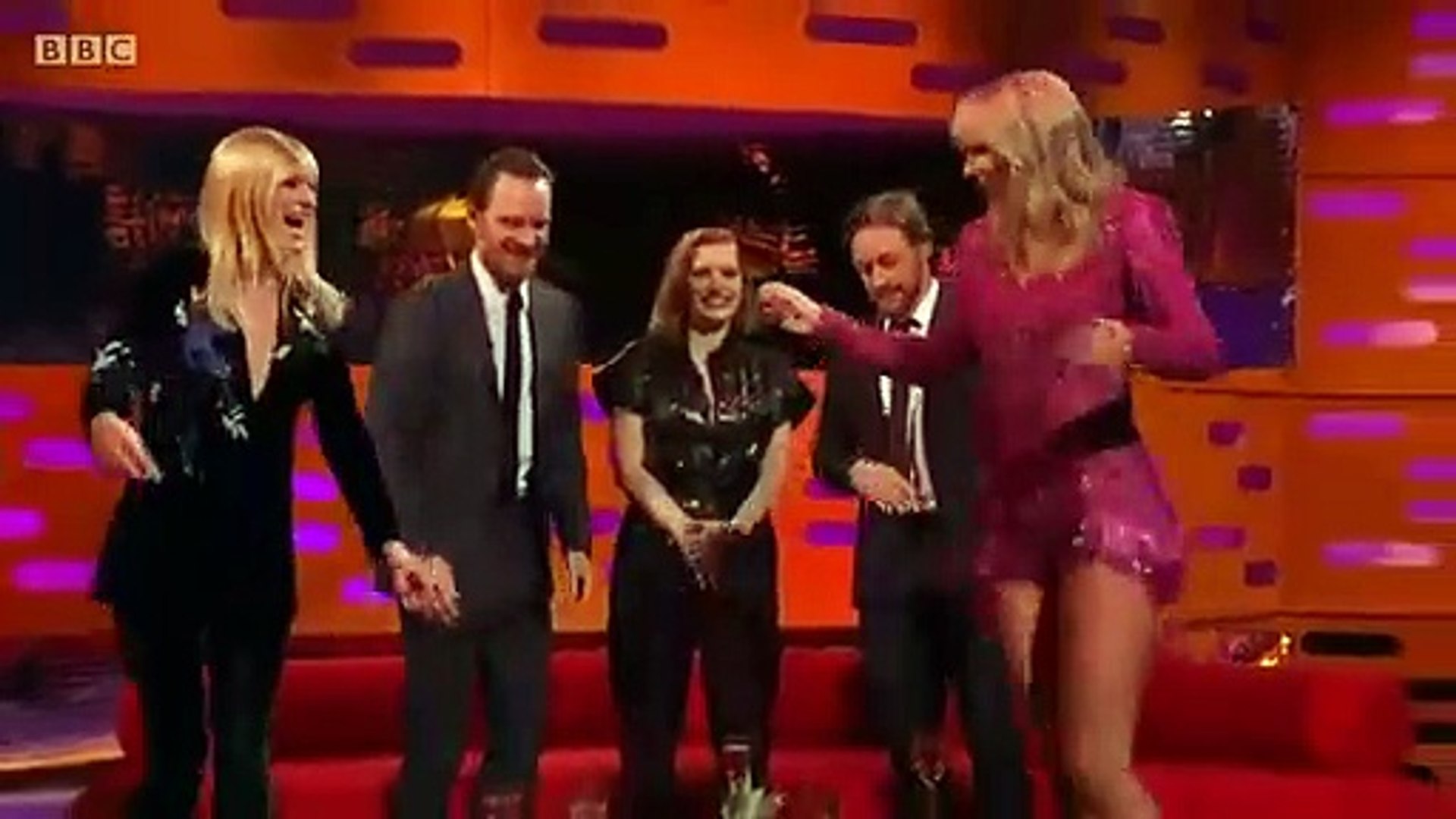 Taylor Swift chạm mặt Sophie Turner tại The Graham Norton Show