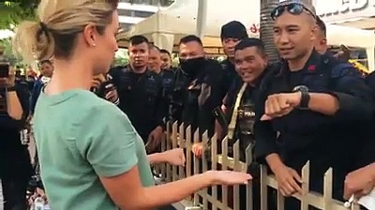 Hanya di Indonesia, Polisi Anti Huru-hara Hibur Wartawan Asing Dengan Sulap