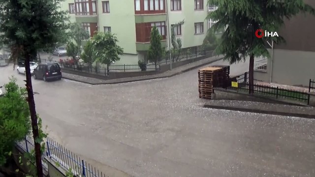 15 dakikalık dolu yağışı cadde ve sokakları beyaza bürüdü