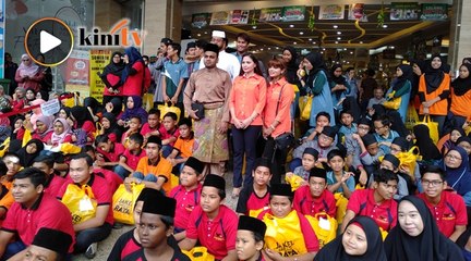 Meriah...296 kanak-kanak gembira dapat baju raya baru