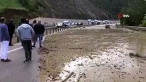 Aşırı yağışla gelen heyelan nedeniyle ulaşımda aksama yaşanıyor