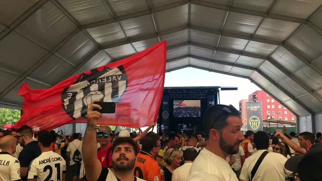 Final Copa Barcelona-Valencia: Ambientazo en la Fan Zone de la Afición del Valencia