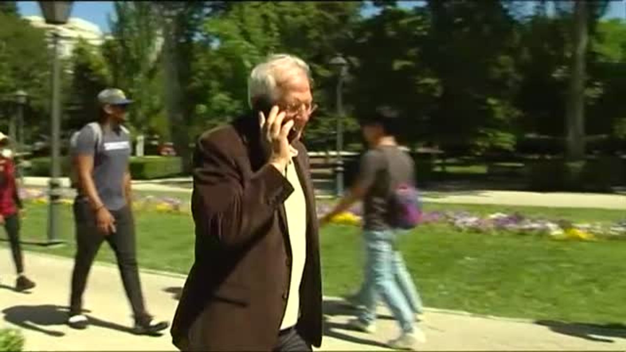 Borrell dedica la jornada de reflexión a pasear por el Retiro de Madrid