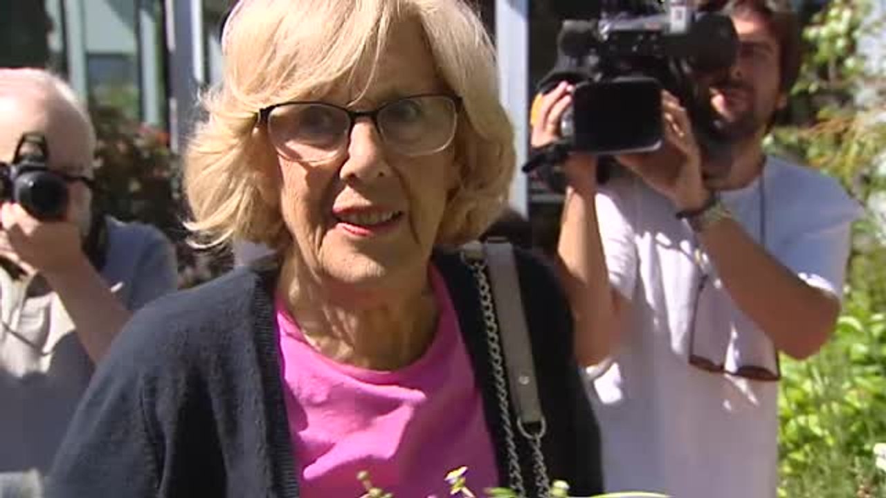Manuela Carmena dedica la jornada de reflexión a comprar flores e ir al cine