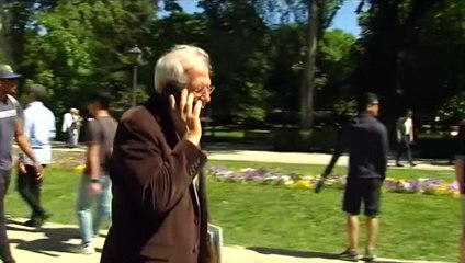 Borrell afronta la jornada de reflexión paseando por el Retiro