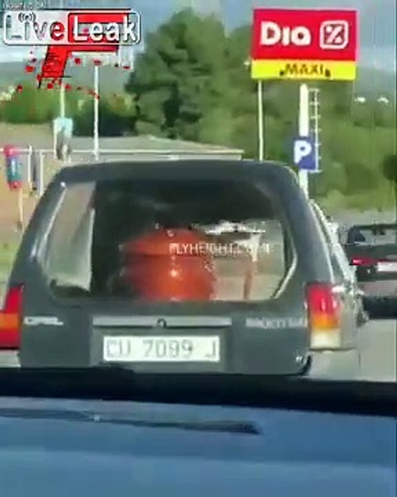 Le cercueil se renverse dans la voiture des pompes funèbres !