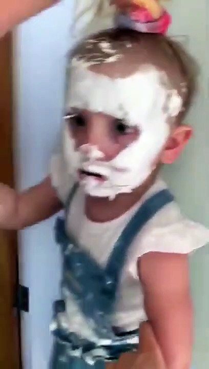 Cette fillette s'est couverte de crème.. et toute la chambre !