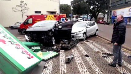 Télécharger la video: Grave acidente envolve três veículos na Rua Paraná, no centro de Cascavel