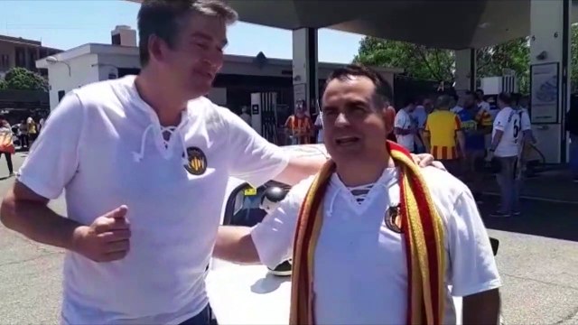 Final Copa del Rey Barcelona - Valencia: De Valencia a Sevilla en un 600, la Peña Valencianista 'Sentiment Pel Mon'