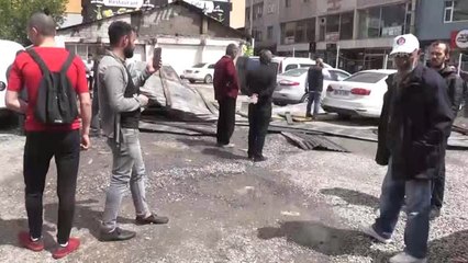 Ağrı'da şiddetli fırtına çatıları uçurdu