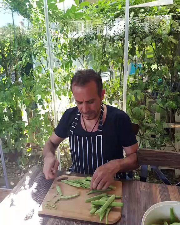 Haluk Levent Spina Bfida Buse'ye Yardım Eden Kişiye Yemek Pişirdi