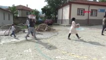 AFYONKARAHİSAR Üniversite öğrencileri, köy okuluna kütüphane ve oyun alanı kurdu