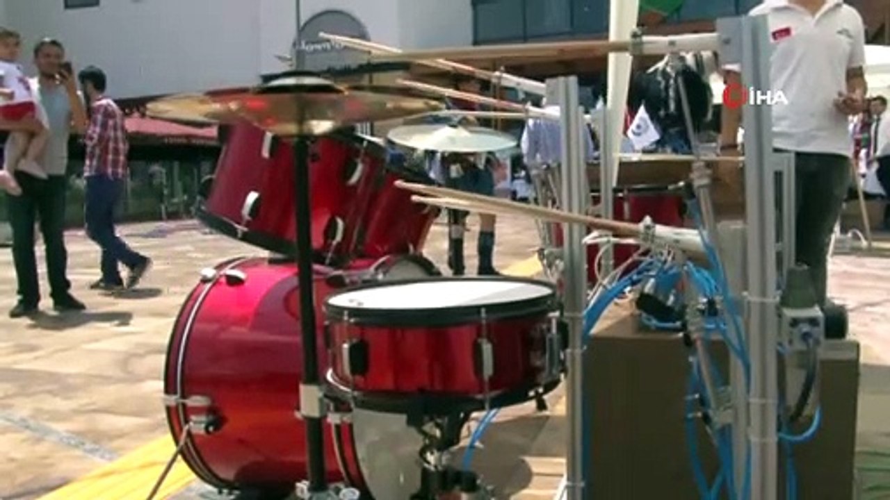 Lise öğrencileri ‘hayalet bateri’ yaptı...Bu bateri şarkıları başında müzisyen olmadan otomatik çalıyor