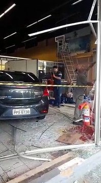 Mulher confunde marchas e invade supermercado em Linhares