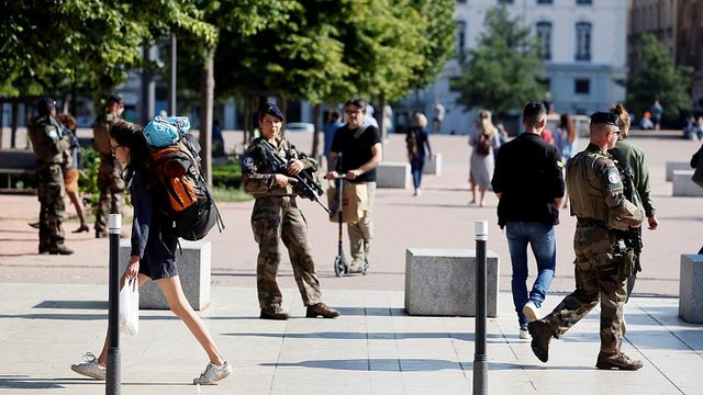 Colis piégé à Lyon : la chasse à l'homme continue