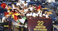 Galatasaray Kafilesi Üstü Açık Otobüsle Stada Geldi