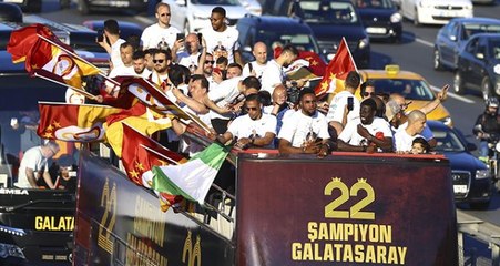 Galatasaray Kafilesi Üstü Açık Otobüsle Stada Geldi