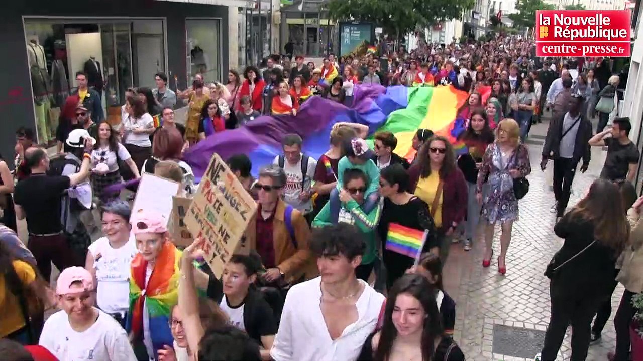 VIDEO. Marche des fiertés : un arc-en-ciel géant dans les rues de Poitiers