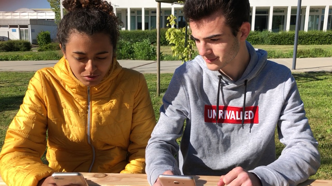 Pour raconter l’exploitation des transports, élèves et professeure interprètent une courte fiction.