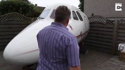 Il vit avec un cockpit d'avion dans son jardin