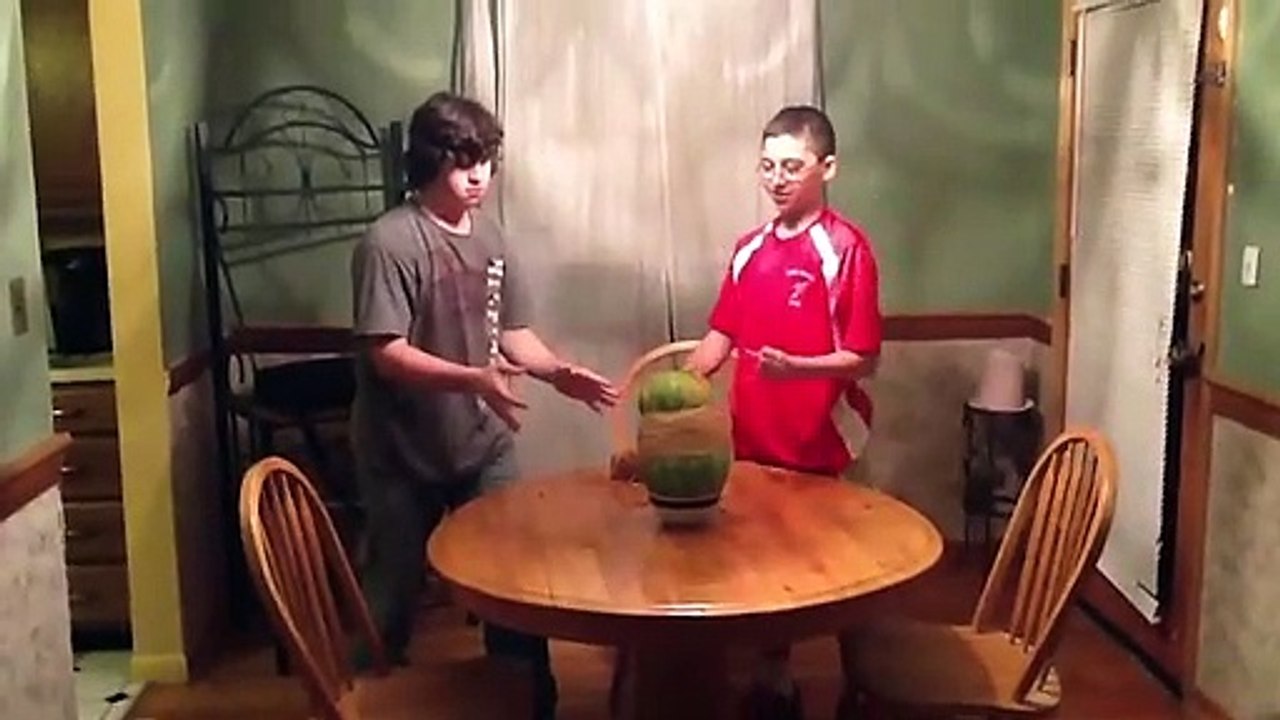 Ces jeunes tentent de faire exploser une pastèque avec des élastiques et cassent tout