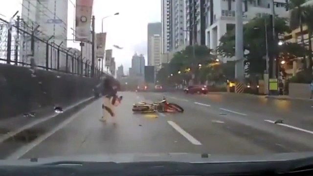 Ce motard miraculé survit au pire... Beaucoup de chance